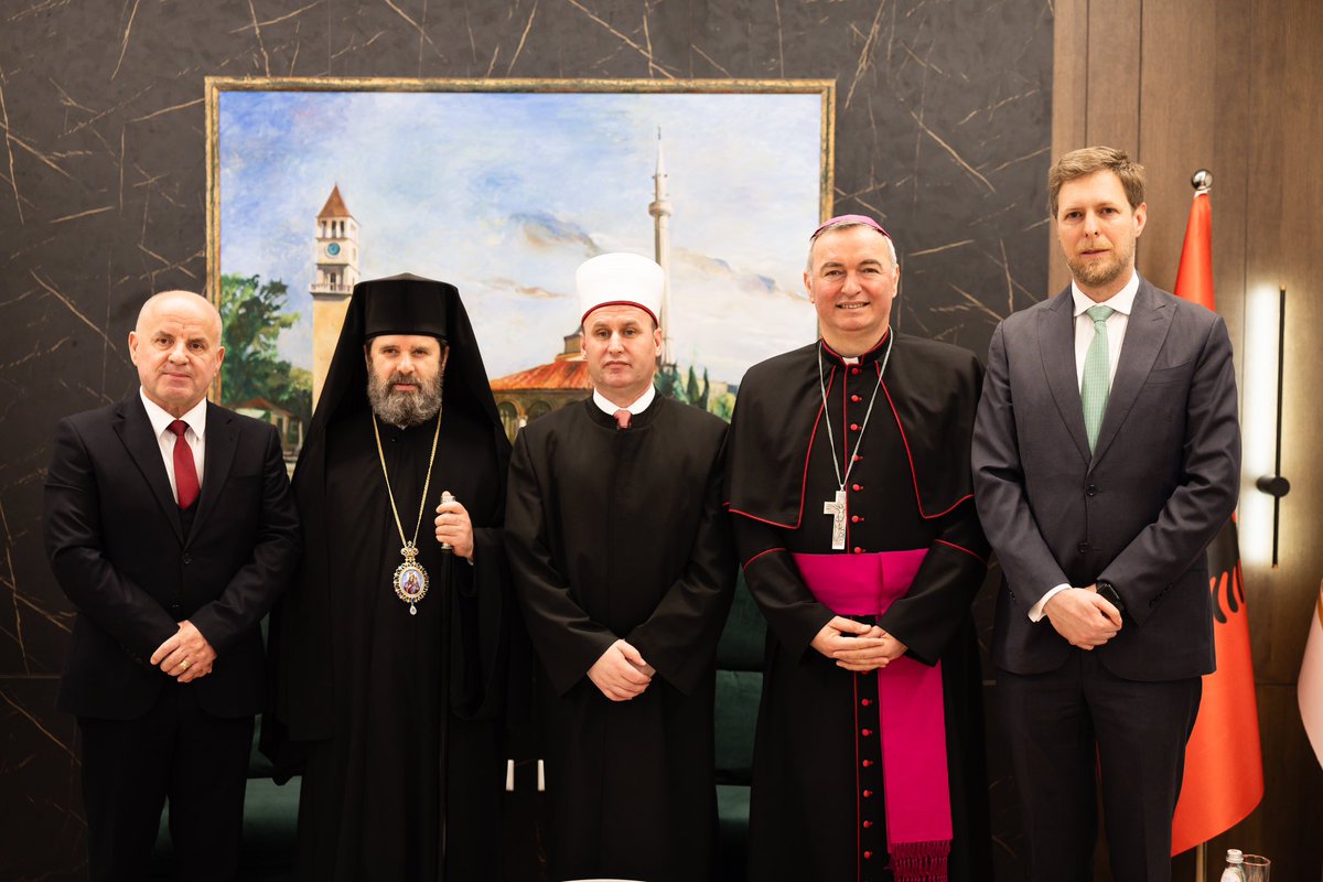 Gëzuar Fitër Bajramin! Harmoni,Paqe dhe Solidaritet!Me nder dhe kënaqësi mora pjesë në pritjen e Fitër Bajramit,të organizuar nga Kryetari i Komunitetit Mysliman të Shqipërisë,H.Bujar Spahiu.Një moment i rëndësishëm reflektimi &amp; bashkëbisedimi mbi vlerat e besimit &amp; solidaritetit