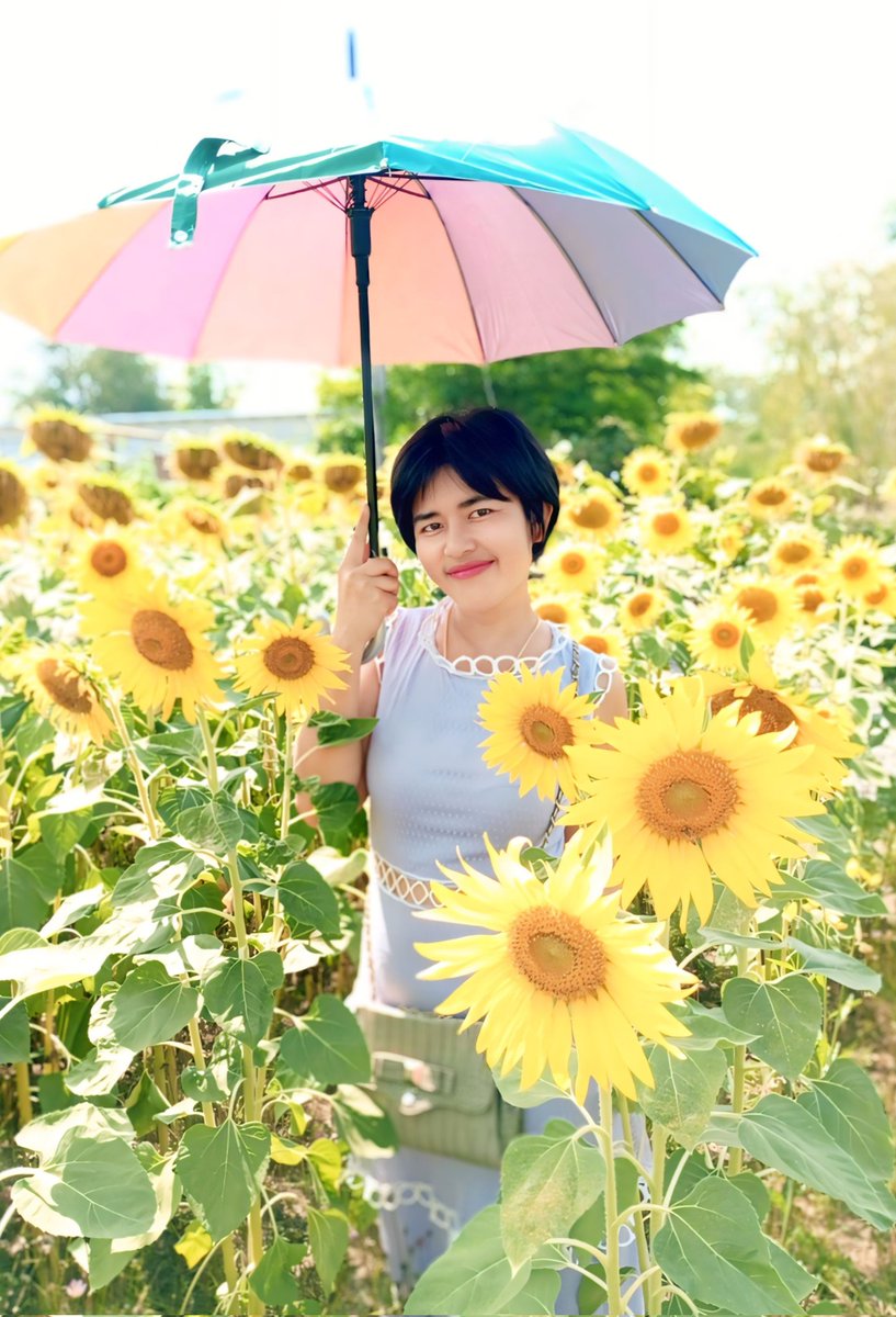 kathi2323's tweet photo. #ชีวิตนี้ไม่มีใครที่กางร่มแทนใครได้ตลอดจริงๆ
#อย่างน้อยเรายังกางร่มให้ตัวเอง
#ดอกทานตะวัน
#Sunflowe
#หนึ่งในดอกไม้ที่เหมาะสำหรับสือถึงความรักที่บริสุทธิ์และมั่นคง
#ดอกไม้ที่ไม่เคยหันมองผู้ใดนอกจากพระอาทิตย์
#เปรียบกับความรักที่มั่นคงซื่อตรงและภักดีเสมอ
#เดอะก๊าบฟาร์มคาเฟ่ https://t.co/OIRXTrSqEm