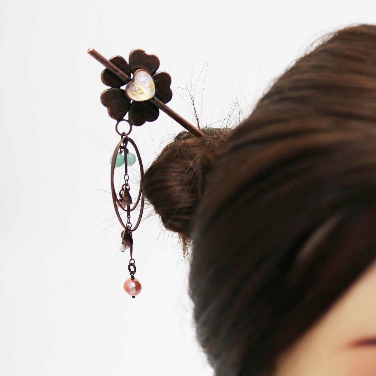 TAMARUSAN_en's tweet image. Restocked! Our elegant single-prong kanzashi featuring a flower-shaped design of pink heart-shaped resin parts with dangling Amazonite and freshwater pearls is back! 🌸💕  #Kanzashi #Restocked #HeartShape #FlowerMotif #Amazonite #FreshwaterPearl #Handmade #TraditionalStyle