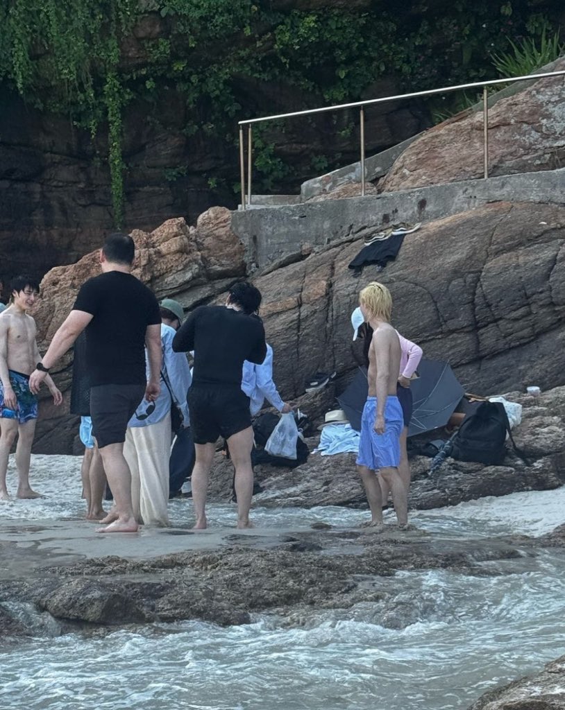kdubclnev's tweet photo. jeongin e felix sem camisa, a lapa de coxa do changbin.. puta que pariu https://t.co/I8cnfLKnAt