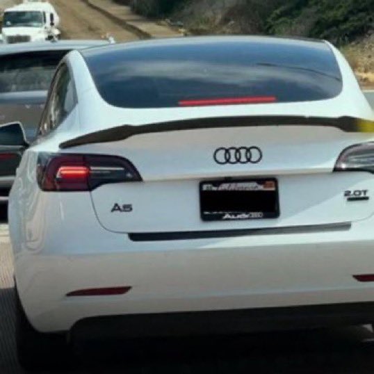 ayeejuju's tweet photo. people are rebranding their teslas LMAOOO https://t.co/r6LZYQQTB6