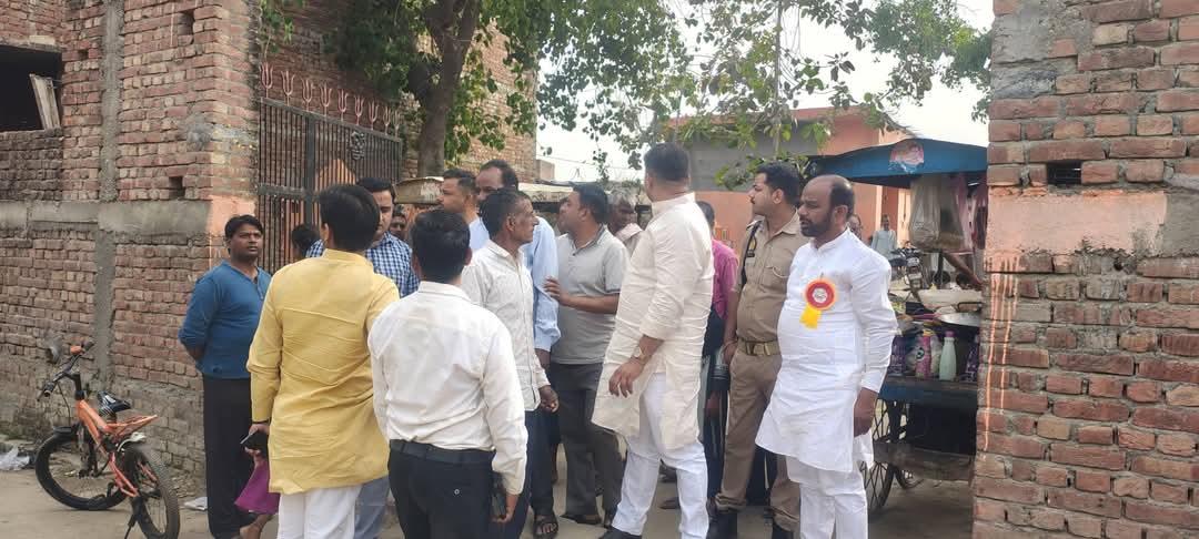 ramkishorbjp_'s tweet photo. विधायक ठाकुर रामवीर सिंह निर्देश पर विकासखंड मूंढ़ापांडे के विभिन्न गांवों में ग्रामवासियों से संवाद
 करने और उनकी ��मस्याओं का समाधान करने के प्रयास किए गए विधायक रामकिशोर लोधी, जो मुरादाबाद जिला भाजपा के उपाध्यक्ष हैं, उनके साथ इन गांवों का दौरा किया गया। इस दौरान, उन्होंने https://t.co/V0BD3T0d38