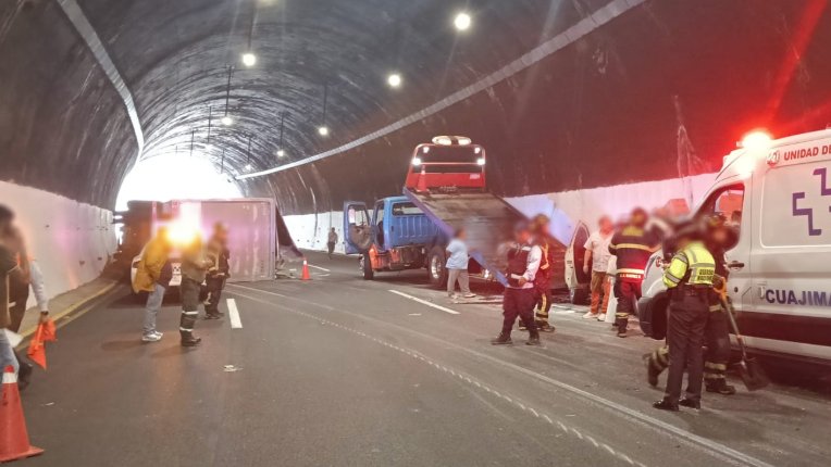 #TomePrecauciones en #CDMX se registra cierre parcial de circulación por #AccidenteVial cerca del km  026+550, autopista (1740) México (Ent. Constituyentes)-La Marquesa, dirección México. Atienda Indicación vial.