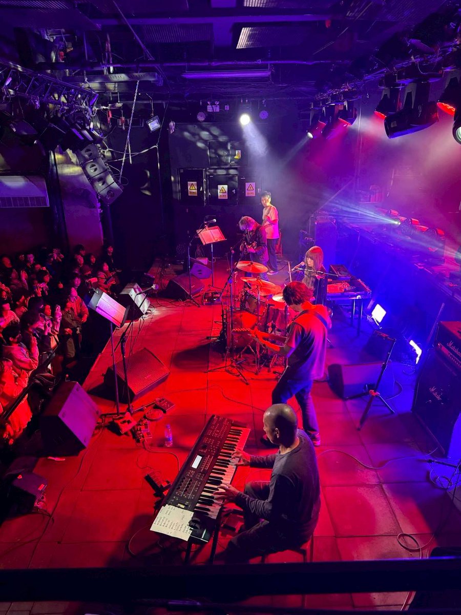 渚にてw/頭士、上海と北京公演は驚くほどのお客様！
その熱気に負けじと演奏にも気合いが入りました！
ありがとう中国のみなさん！