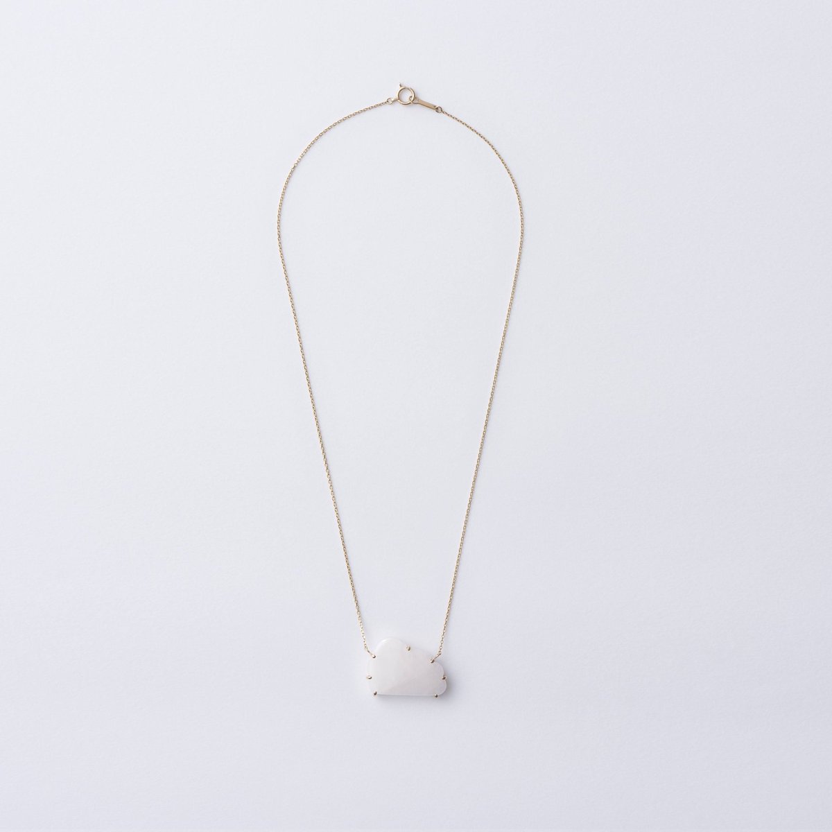 Scrysta_Jewel's tweet photo. お空を見上げてみたら。

クォーツ
10KYG

雲の大きさ
約 18mm x 24mm x 5mm

ネックレスの長さ
約40cm

雲ができるには。
雲は水蒸気や小さい氷の塊が集まっているのだけど。
核となる空気中のチリが必要だったりするそうです。
そしてそれら目に見えない小さいものたちが
どんどん集まって。
可視できる状態にまでおおきくなるのです。

宝石や鉱物ができる過程もそう。
必ずきっかけとなる核があって結晶化が始まり
それがどんどん大きく成長していく。
どんどん、といっても、気の遠くなるような時間をかけて。
今私たちが手にしている天然鉱物は
どれも想像を遥かに超えた過酷な環境で長い時間育まれたもの。

ほんんのちいさなきっかけがあれば、逆に。
なにかのきっかけに手を伸ばしさえすることができれば
それはとても大きな存在にまで
育んでいくことができることの証。

いまはもう入手困難な山梨の乙女鉱山の白い水晶。
乙女鉱山は40年以上前に閉山しているからです。
白い結晶が内部に多く含まれているのが乙女鉱山の水晶の特徴で
雲の表情を表すときに、この内部結晶たちの力を借りました。
ひとつひとつ、同じようでいて同じものが無いのが天然の証。
どれも等しく大切な地球からの贈り物です。