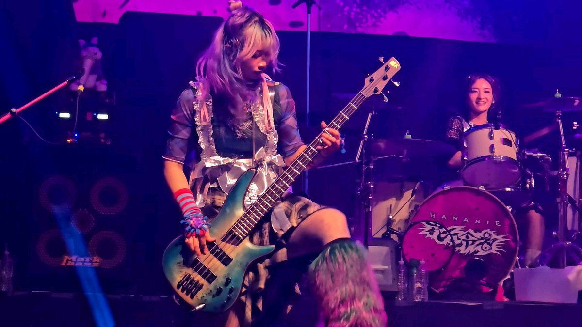 _lightchee's tweet photo. Got to see @HA_NA_BIE_ again, this time with my crew, and they were AMAZING!! Circle pits, wall of death, non-stop action the entire time. These ladies can command a crowd like none I've ever seen. I can't wait for the next show 💖 https://t.co/uWMvcNHxpG