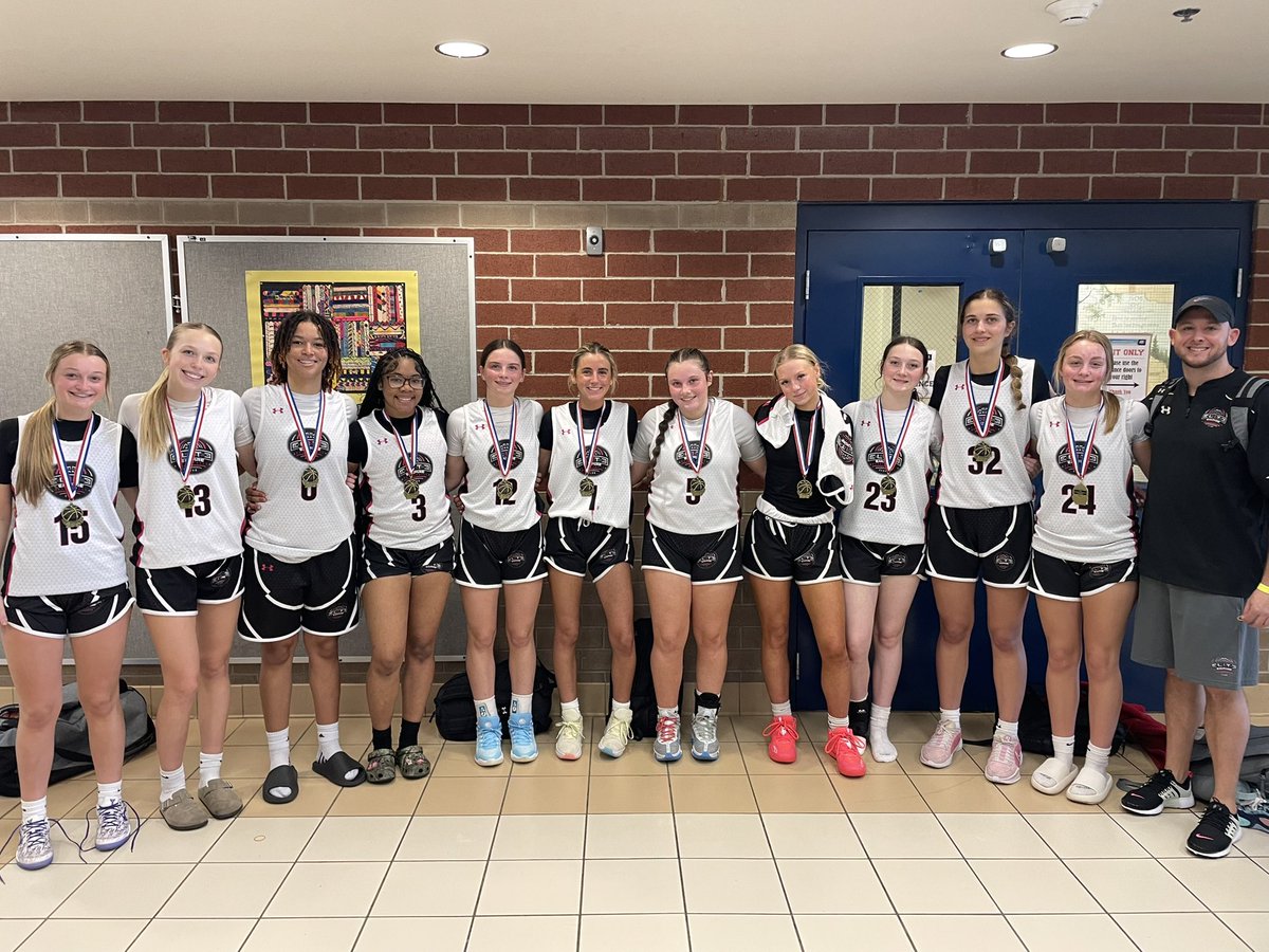 EliteEmpireB's tweet photo. 2027 Graves brings home the 1st place 🥇 finish! This group is truly special 🔥
#EliteEmpire#EliteEmpireBasketball#EliteEmpireFamily#trusttheprocess🏀 https://t.co/28r9fvYMXZ