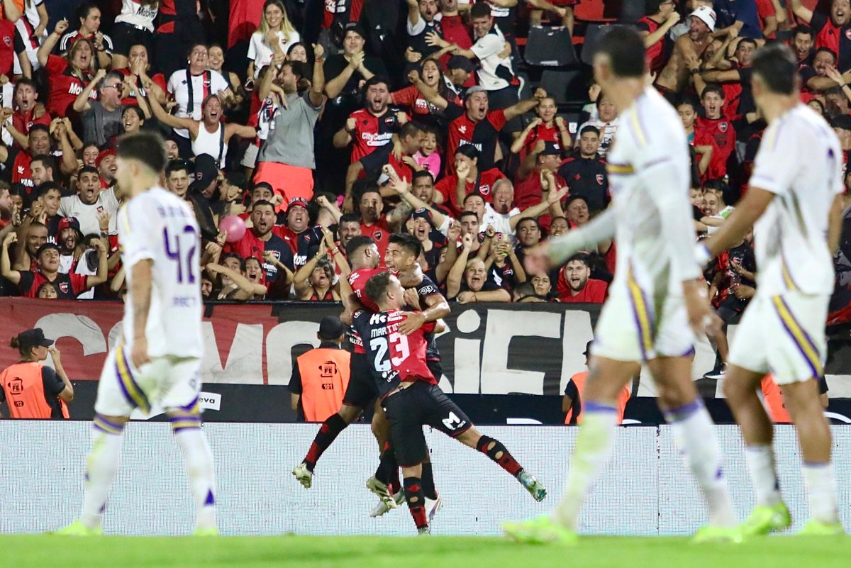 Newells's tweet photo. Noche colosal 🤩🌧

🙌🏼 ¡VAMOS LA LEPRA! https://t.co/8d5gA20hML