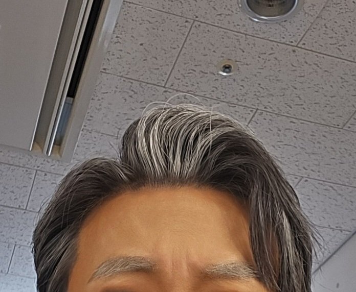 리허설때 흰칠
머리를 7번 감았다
1 어? 하얀게 아직? 푸하하
2 엥? 허허 참나~ 신기하네
3 이게 참... 아침에 또 감으니까...
4 이게 무슨... 컨디셔너 다른 거!
5 ...컨디셔너 문제가 아니다!!!
6 박박박!! 
7 벅벅 우두둑!!악!!!
목에 담인지 뭔지가 와서 목을 움직일 때마다 심한 통증... 3일째