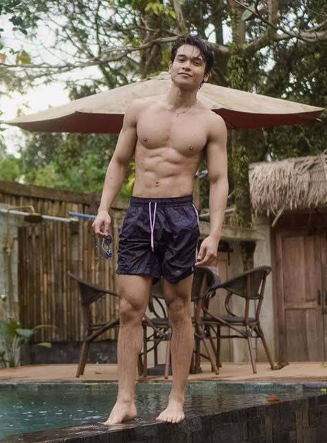 wannabearbie's tweet photo. RANDOM HOT GUYS:

Let’s all meet ang bagong pasok sa bahay ni Kuya. Ang CHARMING BRO-NEXT-DOOR NG CAINTA… ᐯIᑎᑕᗴ ᗰᗩᖇISTᗴᒪᗩ

Baby pa headlock!!!

#PBBCollab
#RandomHotGuys https://t.co/SRtgSmDyYj