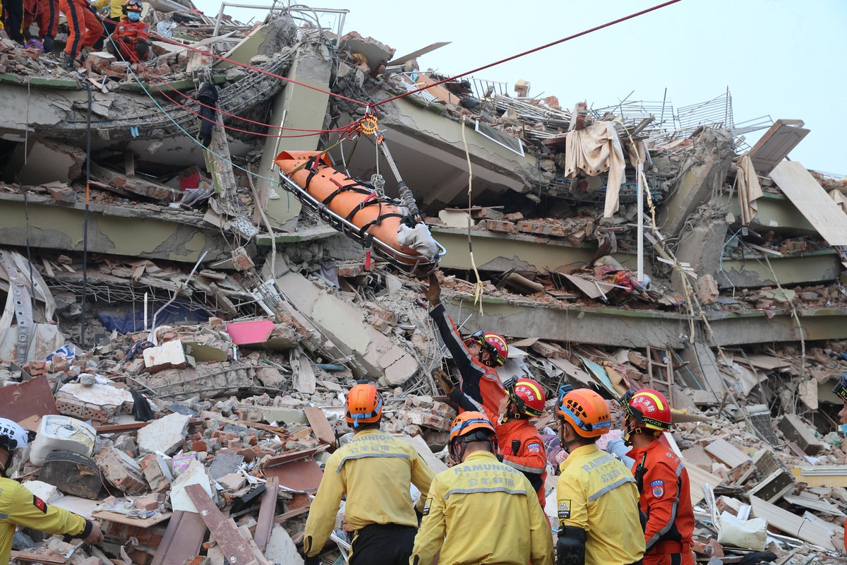 Chinese rescuers pulled out a pregnant survivor in quake-hit #Myanmar city #Mandalay on Monday morning. #earthquake