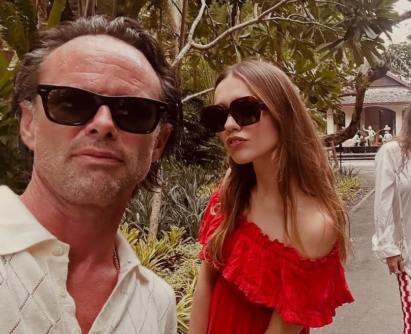 rick taking photos of chelsea in the white lotus