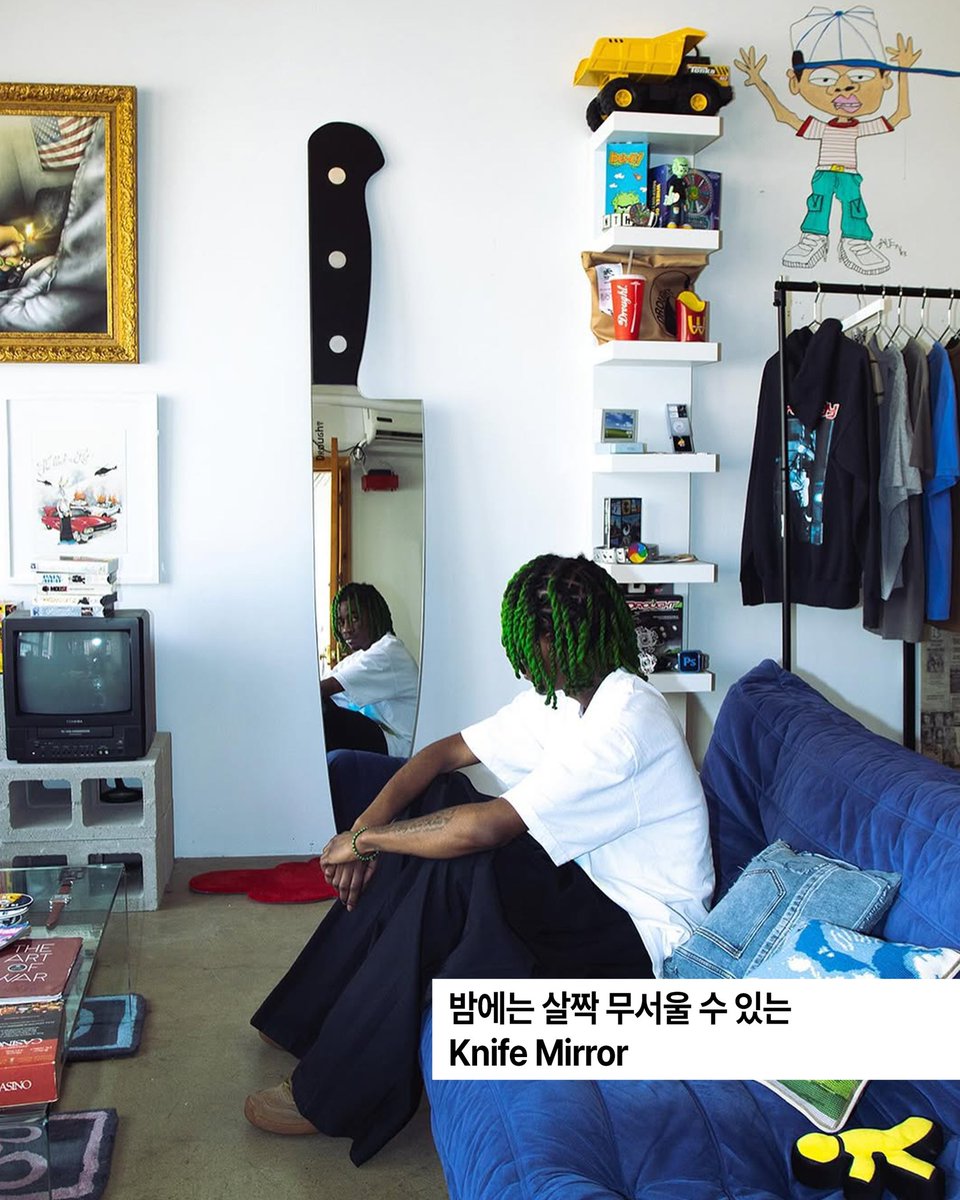 2018년 Jake Olshan에 의해 설립된 브랜드 드라우트를 소개합니다. 벨트, 쿠션, 티셔츠 등 다양한 제품군이 있지만 여긴 바로 거울 맛집이라는 것. 애플의 아이팟과 마이크로소프트의 그림판, 거대한 칼의 모양을 한 거울이라니... 제이크의 상상은 현실이 됩니다.