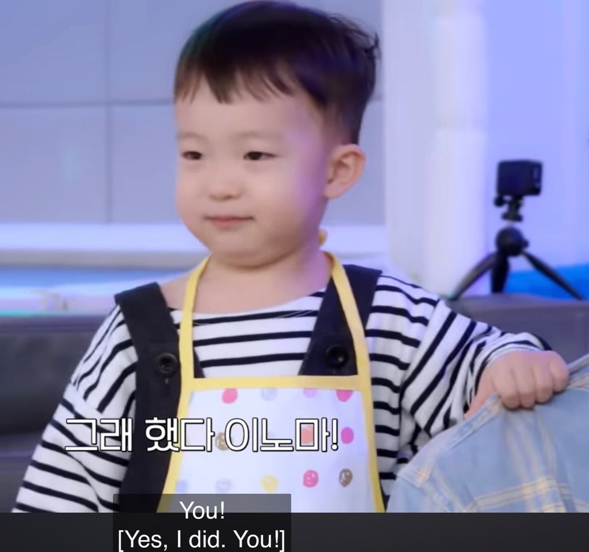 TwiLoveSeokjin's tweet photo. THE SCENE!!! rascal 32 years old Jin bickering with 3 years old Taeha for pizza/calzone issue… reminded me of “perilla” debate between tannies and #Jinkook
#RunJin #RunJin_EP13
Taeha grabbing and holding Seokjin samchon shirt 👔 on shoulder for “scolding” him… is another kind of endearing moment of the episode!!!