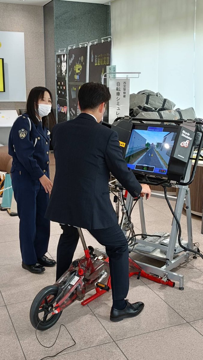 toshiro141's tweet image. 今日は年度末、西宮市役所第二庁舎の一階では、西宮警察署さん等のご協力をいただき、15時まで自転車運転シュミレーターの体験会を実施しています。私も先ほど体験してきましたが、かなり本格的です。春休みの小学生もぜひ体験にお越しください! 第二庁舎前には早咲きの夙川舞桜🌸が咲いています!