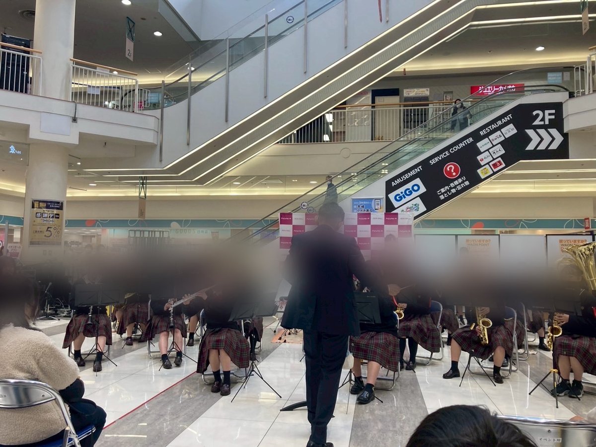 hineno_winds's tweet photo. 先日は日根野イオンモールで演奏させていただきました！
たくさんのお客さんが見に来てくださって手拍子などもしてくださり、演奏している自分たちもすごく楽しめた演奏でした🥹✨️
先日見に来てくださった方ほんとにありがとうございました！ https://t.co/Zzum4rapL1