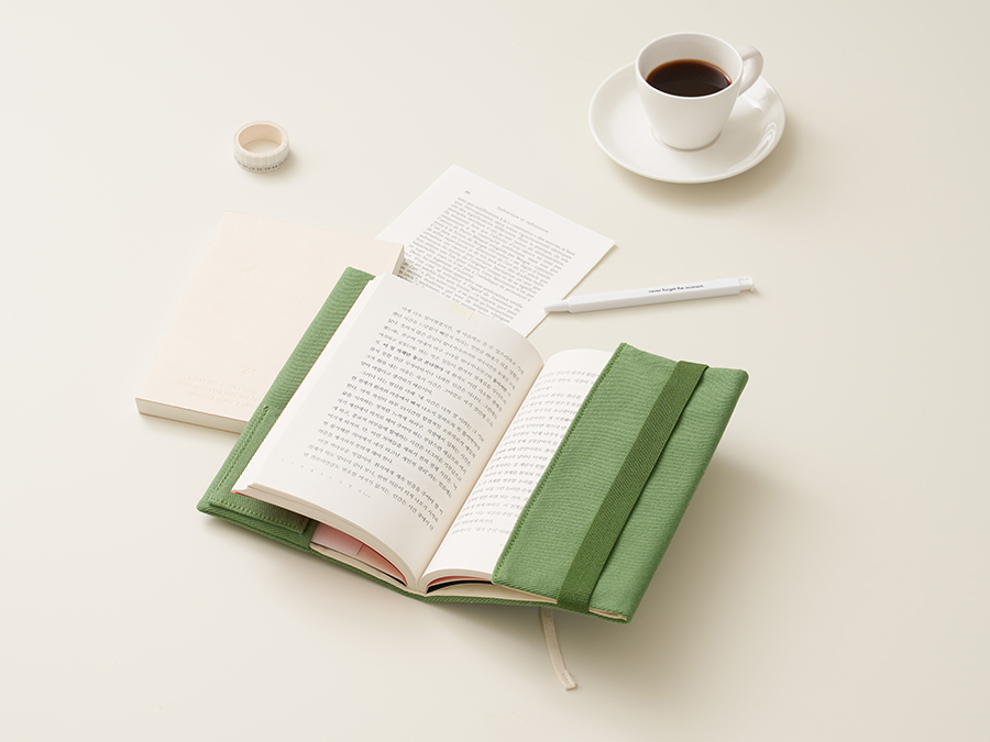 너 무슨 책 읽어? 쉿! 비밀이야🤫
📔북커버 S/M

4월 예스굿즈 더보기 ▶ye4.kr/UsHEj

#RT + #팔로우 2분께 사이즈별 각 1종씩 보내드려요!
4/14(월) 타래로 당첨자 발표

※숏링크 오류로 재업로드 되었습니다. 기존 트윗에 참여해주신 분들도 정상적으로 참여 인정됩니다. 기존 트윗은