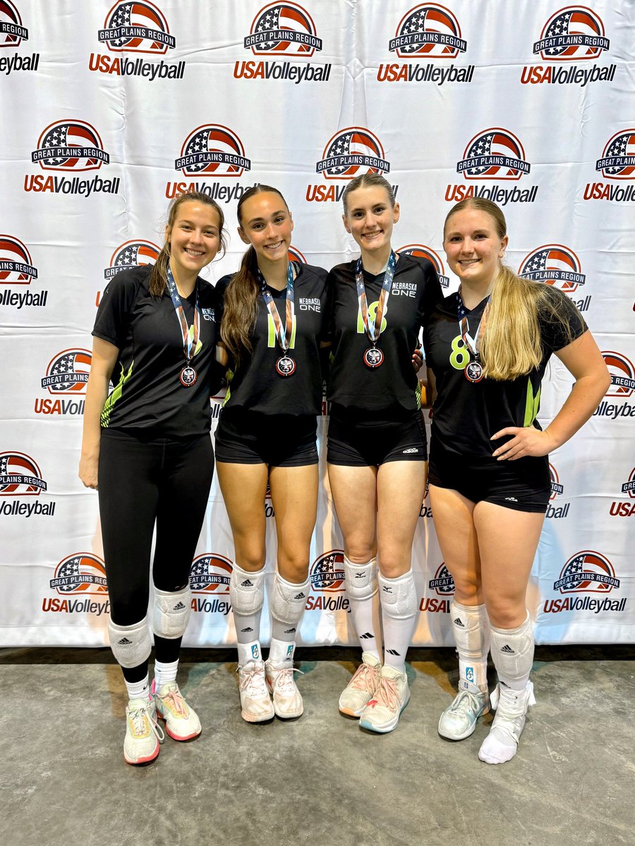 Congrats to these 4 Warriors and the Nebraska One 17 Black team for placing 2nd at their regional tournament and earning an American Bid to nationals! 

Way to go Kenzie, Bella, Lauren and Lily! 💚💚💚💚