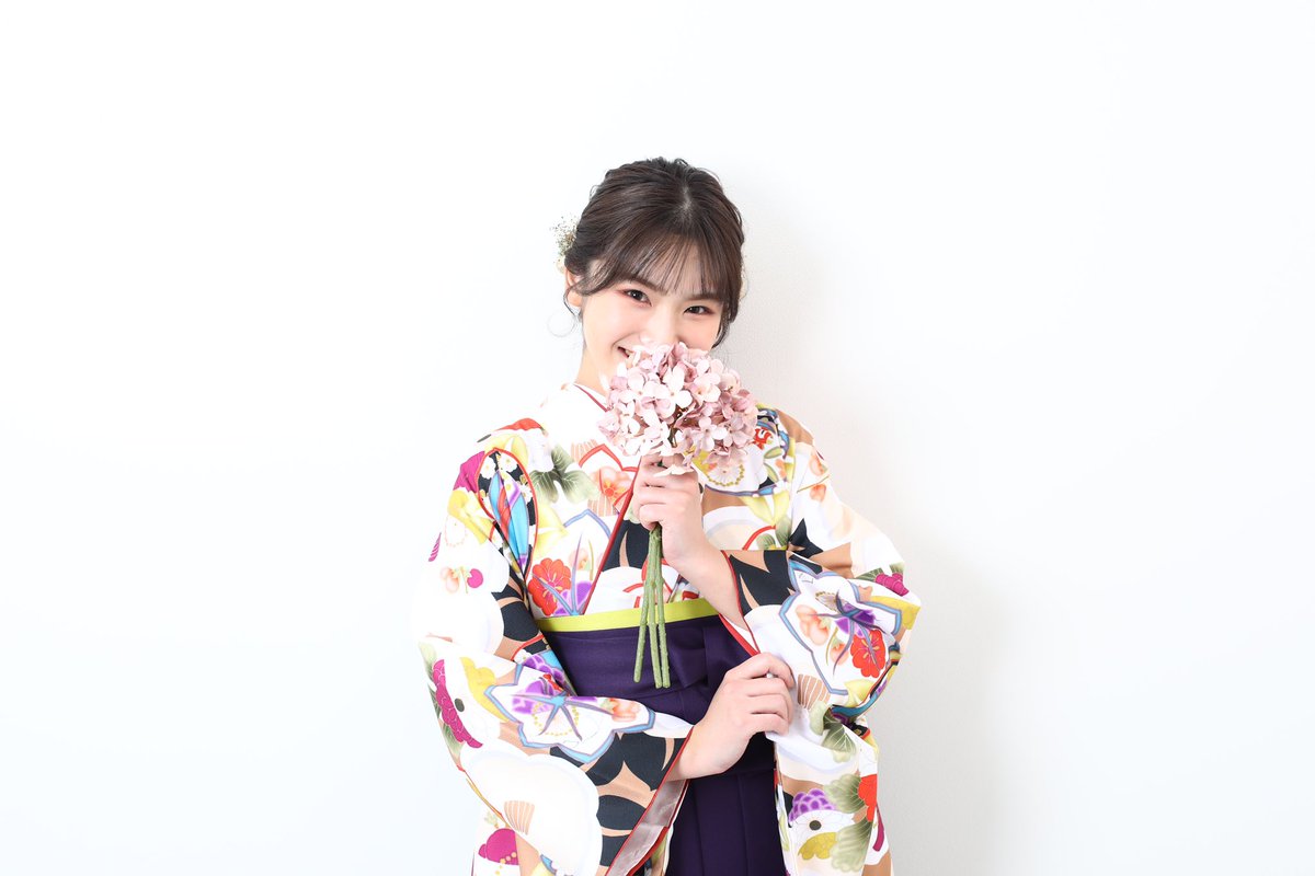 megumi_okada04's tweet photo. ご報告が遅くなりましたが、
上智大学文学部史学科を無事卒業いたしました。
好きなことを学問にする難しさと向き合う4年間でした。

卒業式の帰り新幹線の中に携帯を忘れ、携帯が博多まで旅をしてしまいました。あぁ…最後の最後までめぐはめぐでした💦 https://t.co/kKpp9tWSnE