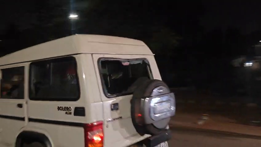 News18Odia's tweet photo. #ରାଜଧାନୀରେ_ପୋଲିସକୁ ଆକ୍ରମଣ 
ଭରତପୁର ବନଦୁର୍ଗା ବସ୍ତି ଅଂଚଳରେ ଗଣ୍ଡଗୋଳ ସମାଧାନ ପାଇଁ ଯାଇଥିବା ପୋଲିସକୁ ଆକ୍ରମଣ
ଜଣେ ମହିଳା ASI ଓ ଡ୍ରାଇଭର ଆହତ
ମୁଖ୍ୟ ଅଭିଯୁକ୍ତଙ୍କୁ ପୋଲିସ ନେବା ବେଳେ ଧସ୍ତାଧସ୍ତି 
ପୋଲିସ ଗାଡ଼ିକୁ ପଥର ମାଡ଼,  ୨ ଅଟକ 
#AttackPolice #bharatpur #Bhubaneswar https://t.co/7sqmhSKNu3
