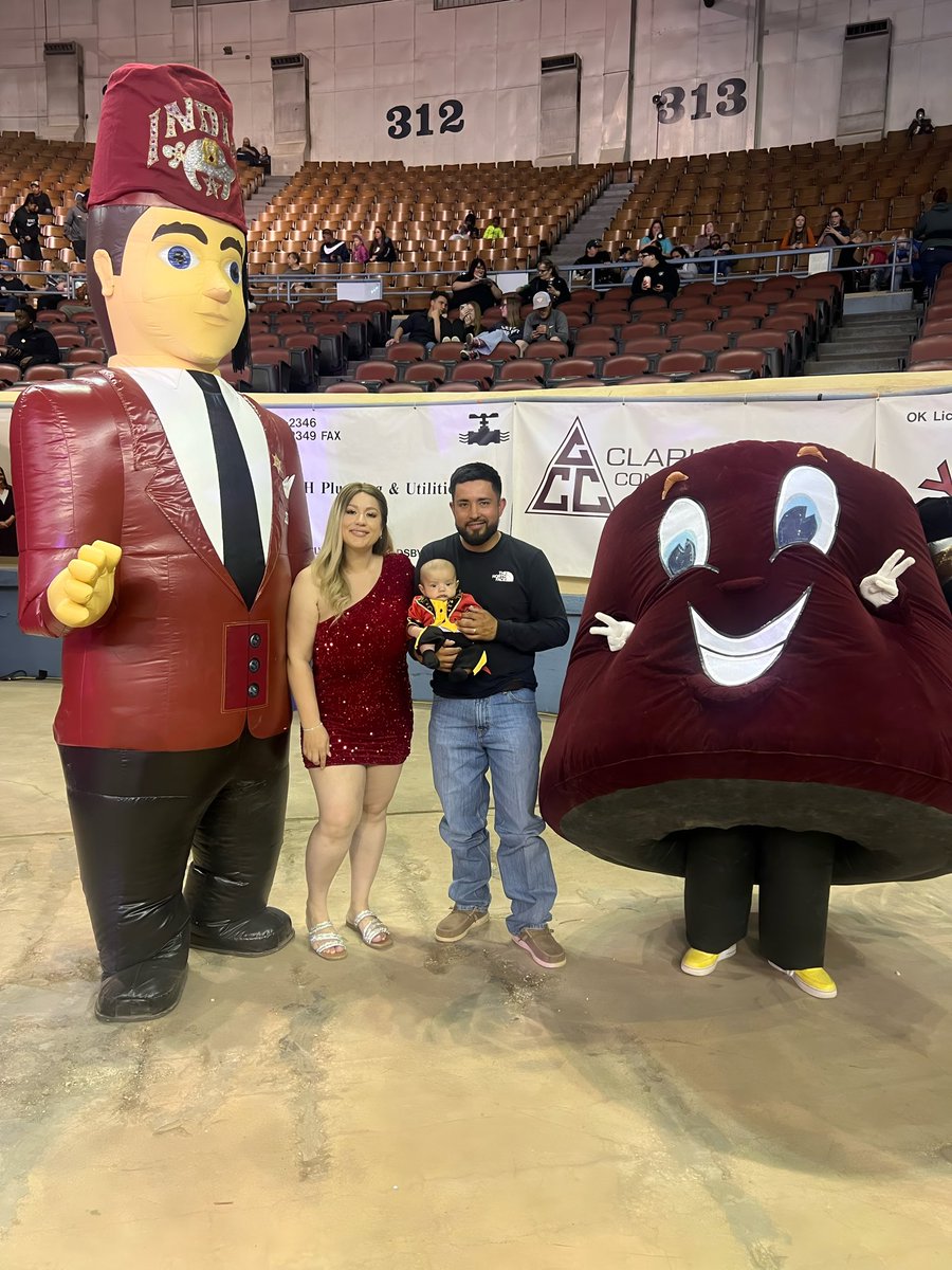 Hoy no solo ayude dar inicio al programa del circo 🎪 con mi compañera @arletisroquetv sino tambien me acompañó mi Danielito. 

#oklahoma #okc #circo #circus #ringmaster #directordecirco #sheindress #amazoncostume #makingmemories #family #familia