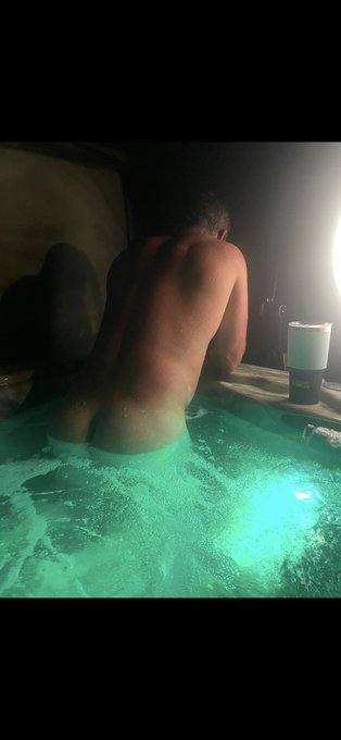 I can’t pass up a good hot tub. Especially in cooler weather.  Who feels the same? https://t.co/k4U4