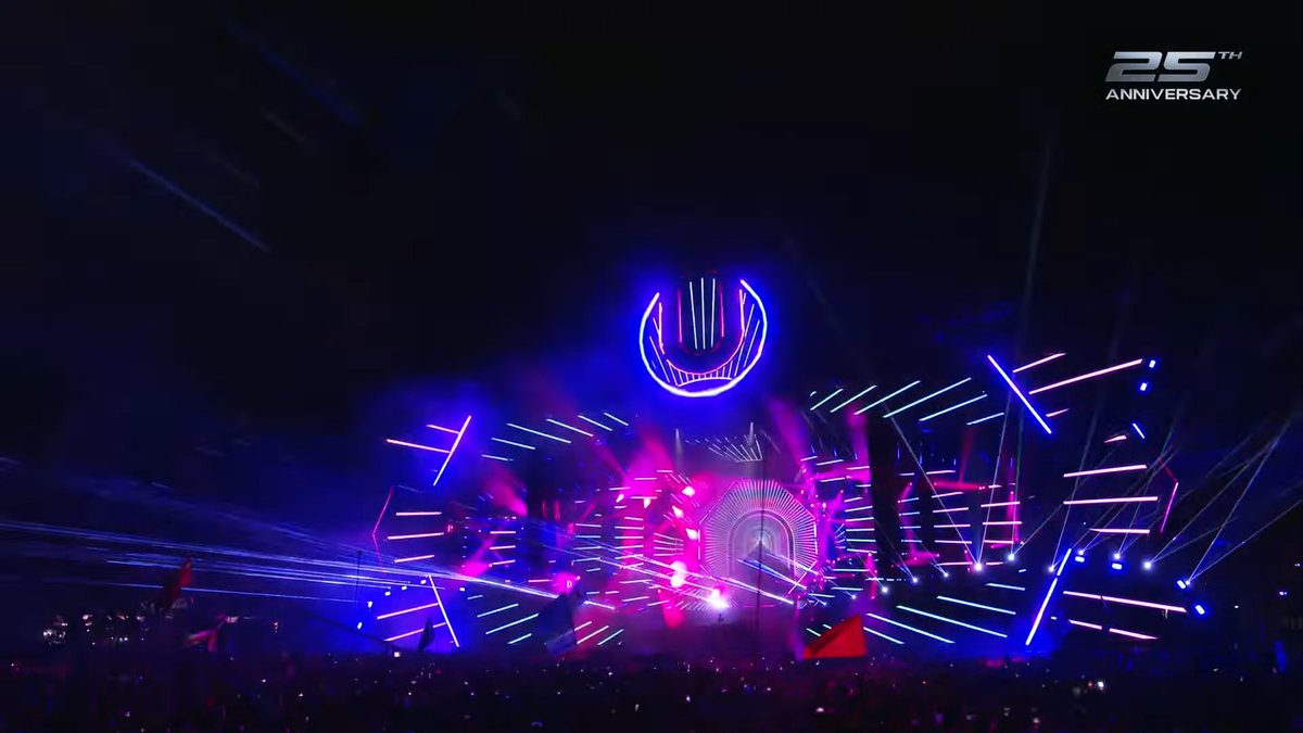 Got to see my work on the @Ultra Miami main stage / livestream for the first time tonight 🔥

Visuals for <a href="/Zedd/">Zedd</a>