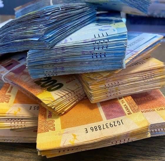 Morning... Reply with "Sondela" and I will send you a R150 ewallet for Lunch #AzureDeANDHeavyK 

Retweet and Reply