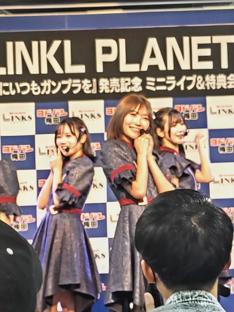 NeIwithSKE48's tweet image. 翌日30日には大阪にて同様のリリイベに参戦。フリーライブの観覧は中盤くらいの位置でした。特典会の私物サインでは宮﨑さんと同じ誕生日のあるものに書いていただきました。小ネタに付き合っていただいて感謝です。
#LINKLPLNET #リンプラ #胸にいつもガンプラを #宮﨑菜々 #みやなな #なな民s