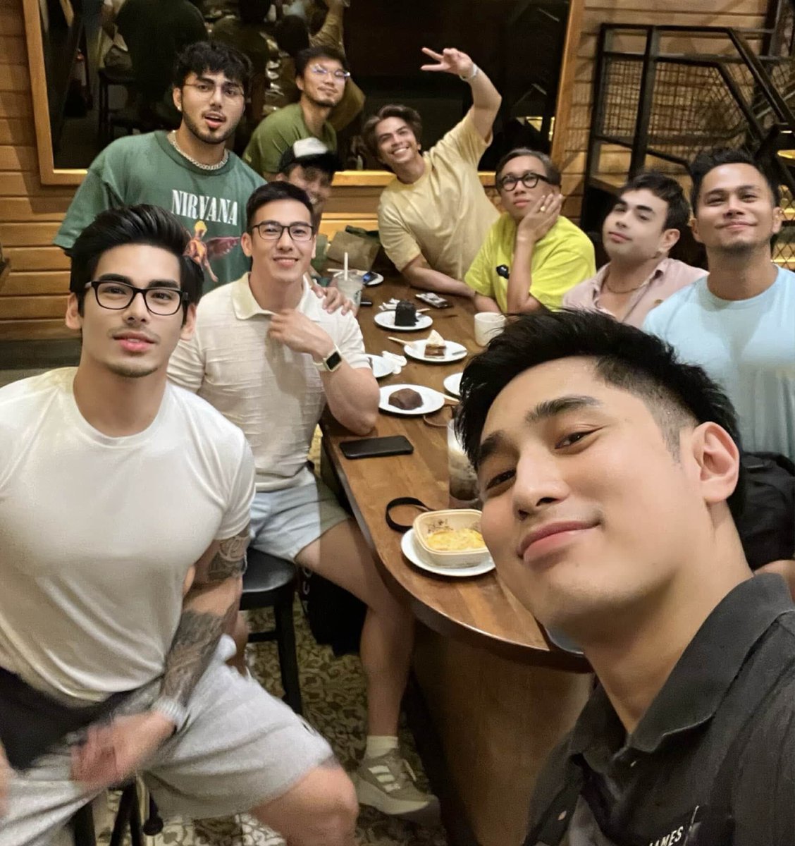 vhin2x's tweet photo. Catching up with Familia Z and surprise kineme nila fafa Rax Rob at fafa Amben Kian thanks s pacake mga fafas!!! 💚💙🤍💛 #groupslefie #friends #friendsforkeeps #frienships #friendsforlife #friendsforever #familiaz #starbucks #tomasmorato

Genuine friends,
Are a blessing.

A circle of love
With no jealousy,

No competition,
Or
Negativity.

Just pure light
And 
Good energy!!! 😇😇😇