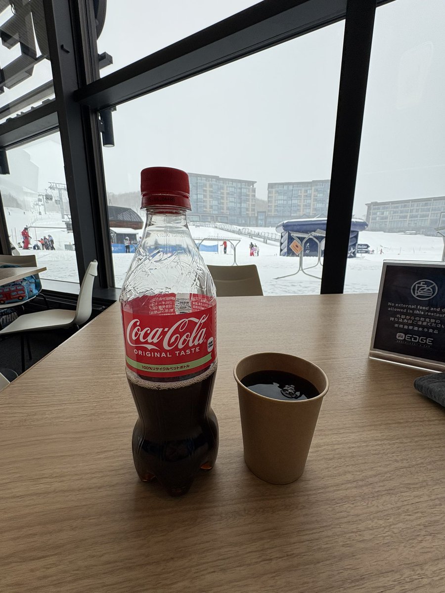 666massan's tweet photo. ヒラフ最終日は真冬並み☃️
コカコーラは450円!
#イマソラ
#ヒラフ
#ハナゾノ
#dps
#norrona https://t.co/U3rfnHD8DT