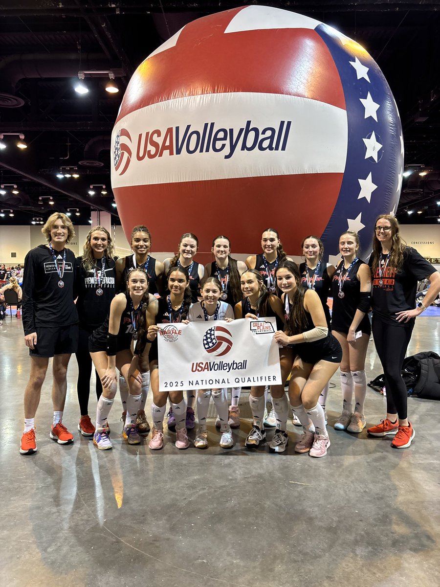 Premier14Gold's tweet photo. Business trip 💼➡️ 🎟️ 🥊!!! These girls 🙌! They EARNED their way to Nationals at the @GreatPlainsVB Bid Tournament! Beyond proud of them 💛! #competitivefocus @TyKiviniemi @kealykiviniemi_ @Premier_VB @lovboma https://t.co/gBYloWk7gz