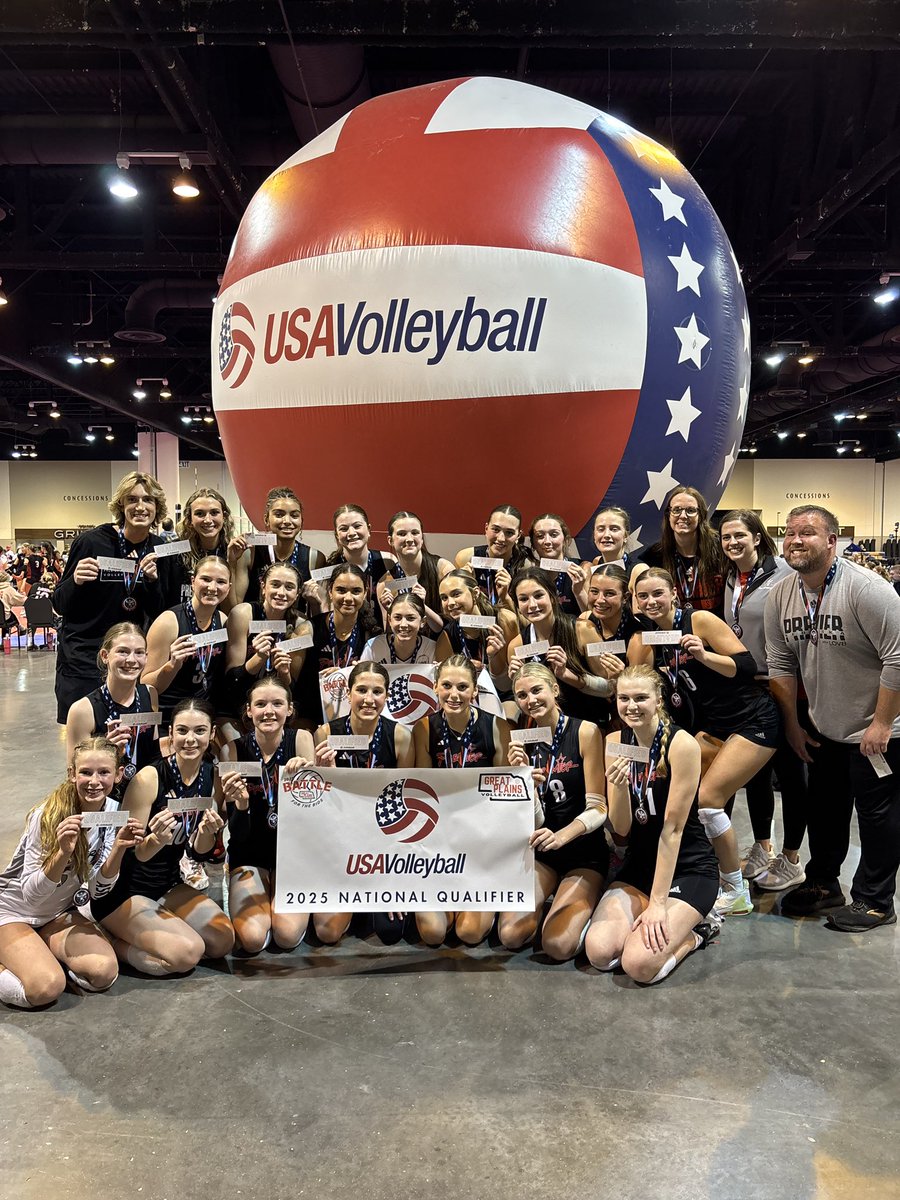 Premier14Gold's tweet photo. Business trip 💼➡️ 🎟️ 🥊!!! These girls 🙌! They EARNED their way to Nationals at the @GreatPlainsVB Bid Tournament! Beyond proud of them 💛! #competitivefocus @TyKiviniemi @kealykiviniemi_ @Premier_VB @lovboma https://t.co/gBYloWk7gz