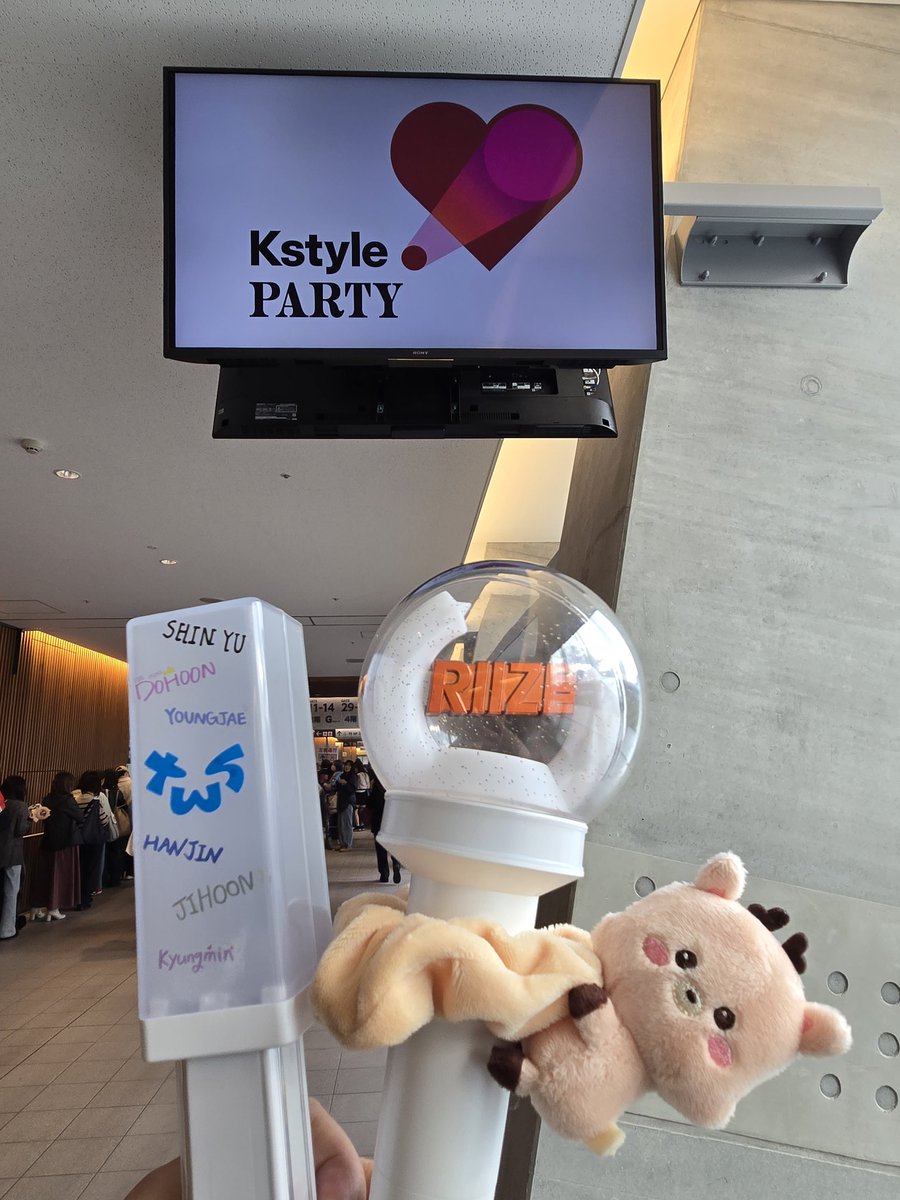 kstyle party 4階だったけどペンラが綺麗だった。TWSの時はブルーとオレンジ。歓声も大きかったけど、&amp;TEAM はそれより大きく、でも、RIIZE が一番だった。そして、オレンジ一色は圧巻だった！彼らも嬉しかったと思う。サイちゃん達がオレンジにしてくれたのかな？心温かい合同コンサートだった