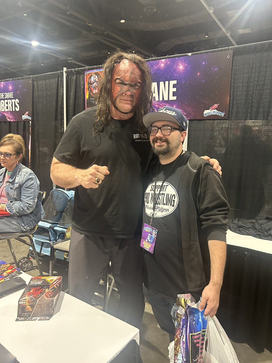 MoneyMakerRD's tweet photo. THAT’S GOTTA BE THAT’S GOTTA BE @KaneWWE or Mayor @GlennJacobsTN or the man that hopefully tombstones @GovTimWalz here soon #GalaxyConRichmond https://t.co/ztLFc3CtvR