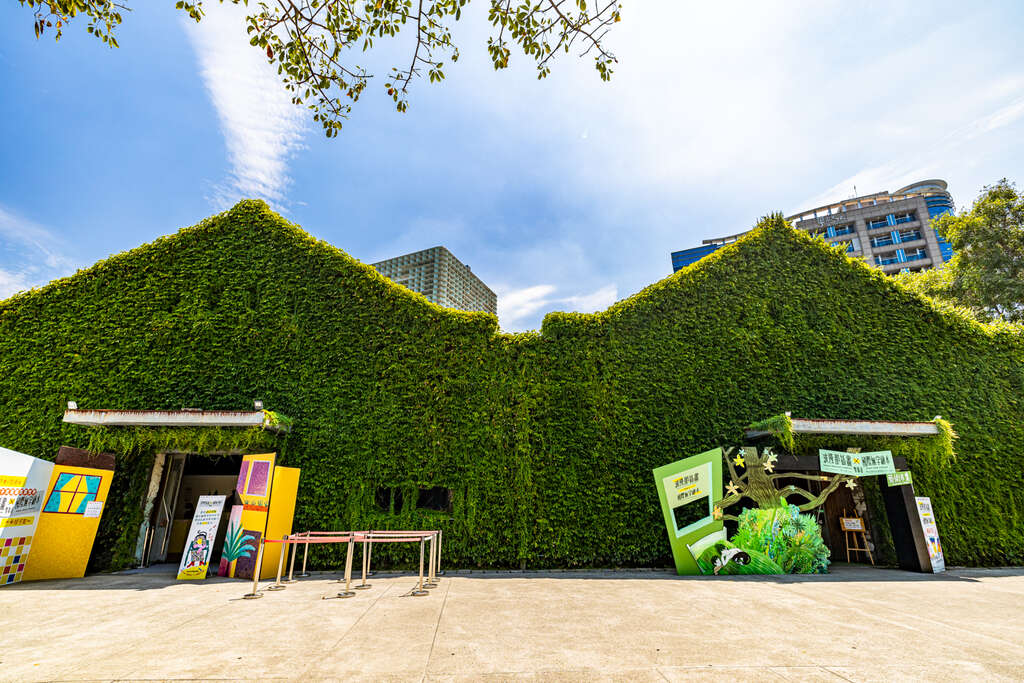 Taiwan_Thailand's tweet image. 🌳สวนสาธารณะกลางเมือง Huashan 1914 Creative Park

🥰เที่ยวไต้หวัน ที่ #Huashan 1914 Creative Park อีกหนึ่งแหล่งรวมงาน #ศิลปะ สุดฮิปใจกลาง #เมืองไทเป โดดเด่นด้วยสถาปัตยกรรมผนังอิฐสีแดงสไตล์วินเทจที่ให้กลิ่นอายยุค 90 ในวันวาน🎨

 #ไต้หวัน #taiwan #ไทเป

📸ที่มา/ภาพ : 台北旅遊網