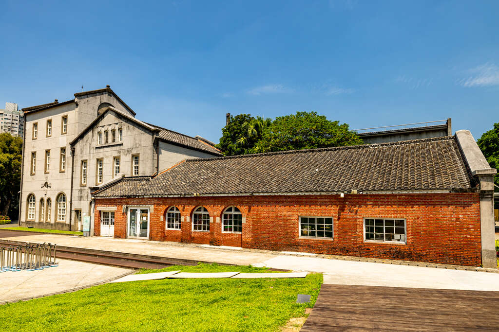 Taiwan_Thailand's tweet image. 🌳สวนสาธารณะกลางเมือง Huashan 1914 Creative Park

🥰เที่ยวไต้หวัน ที่ #Huashan 1914 Creative Park อีกหนึ่งแหล่งรวมงาน #ศิลปะ สุดฮิปใจกลาง #เมืองไทเป โดดเด่นด้วยสถาปัตยกรรมผนังอิฐสีแดงสไตล์วินเทจที่ให้กลิ่นอายยุค 90 ในวันวาน🎨

 #ไต้หวัน #taiwan #ไทเป

📸ที่มา/ภาพ : 台北旅遊網