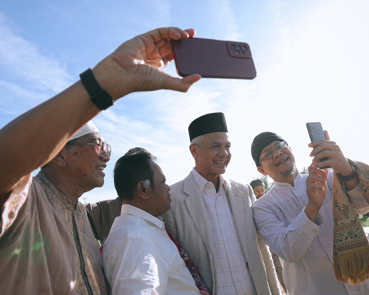 Syukur alhamdulillah kita masih bisa berjumpa dengan lebaran tahun ini. Semoga semua kita diberi kesehatan dan kelancaran rizki.

Selamat berbahagia di hari nan fitri. Mohon maaf lahir bathin🙏