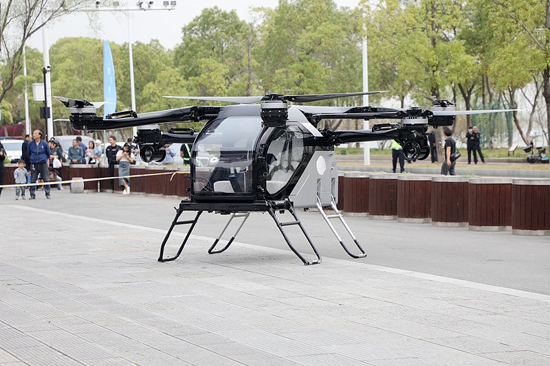 china_foco's tweet image. Recentemente,carro voador de #Xiaopeng Huitian, denominado de porta-aviões terrestre, realiza o teste de voo sobre águas.