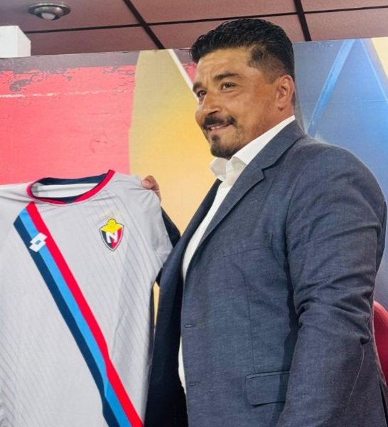 Pepe Mera (@pep_mera) on Twitter photo ATENCIÓN | Mañana Omar "turco" Asad se despedirá de los jugadores de <a href="/elnacionalec/">Club Deportivo El Nacional</a> en Tumbaco.
Comienzan a barajar nombres de posibles DT. Para el rojo, entre ellos un ecuatoriano, Édison Méndez. ATENCIÓN | Mañana Omar "turco" Asad se despedirá de los jugadores de <a href="/elnacionalec/">Club Deportivo El Nacional</a> en Tumbaco.
Comienzan a barajar nombres de posibles DT. Para el rojo, entre ellos un ecuatoriano, Édison Méndez.