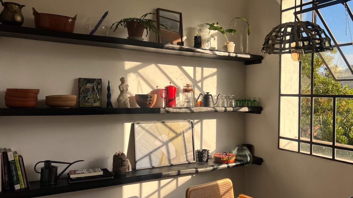 mandé a hacer estantes de madera quemada en mi casa y quedaron increíbles.