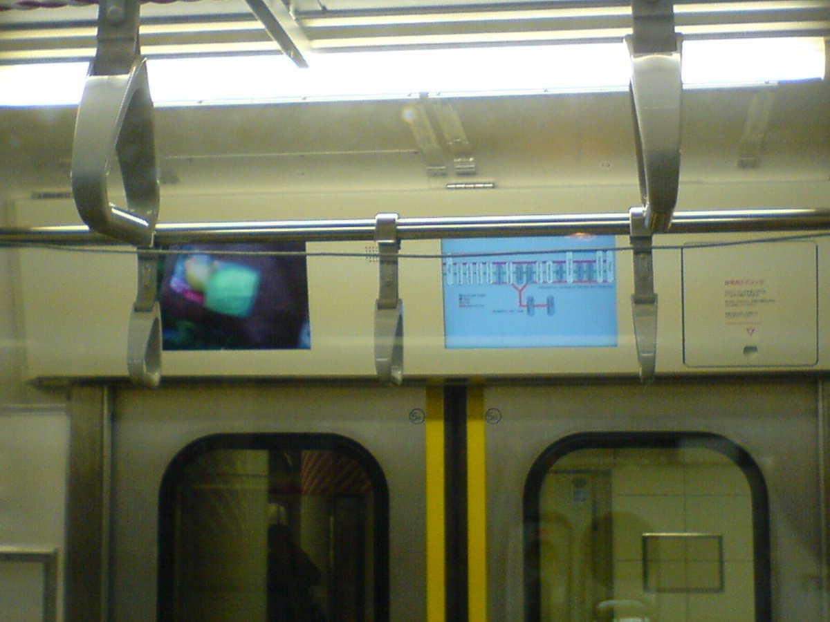 ドア上のLCD。 当時LCDを搭載してたのがE231系(山手線)だけだった頃に