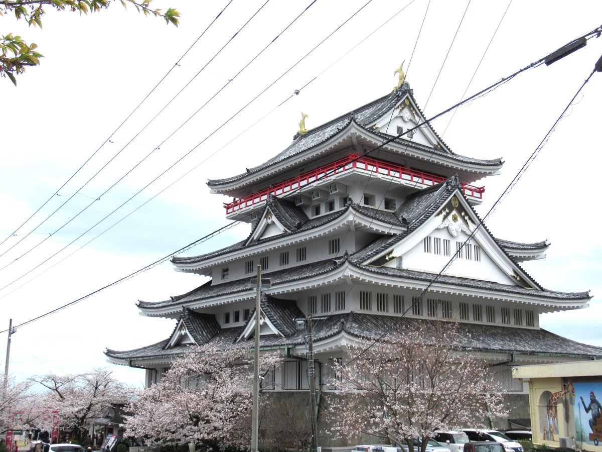 AtamiCastle's tweet image. 熱海城さくら開花状況です。本日お城の前は4分咲きから5分咲き昨日と変わりません。庭園は手前3分咲き奥は1分咲きです。 夜桜営業は庭園の桜がなかなか咲かない為今週後半あたりからになりそうです。#熱海城 #熱海 #開花 #桜 #さくら #夜桜 #ソメイヨシノ #Atami #sakura #Atamicastle