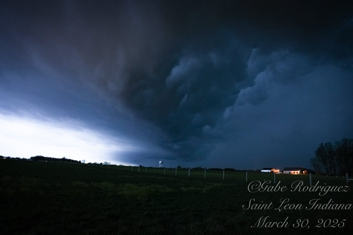 I’m happy to say after my long hiatus I ventured back out into the field and got a tornado warning, the only one from here to Missouri. I had to repost cause it’s not getting as much attention as it should #wxtwitter <a href="/CornbeltChasers/">Corn Belt Chasers</a>