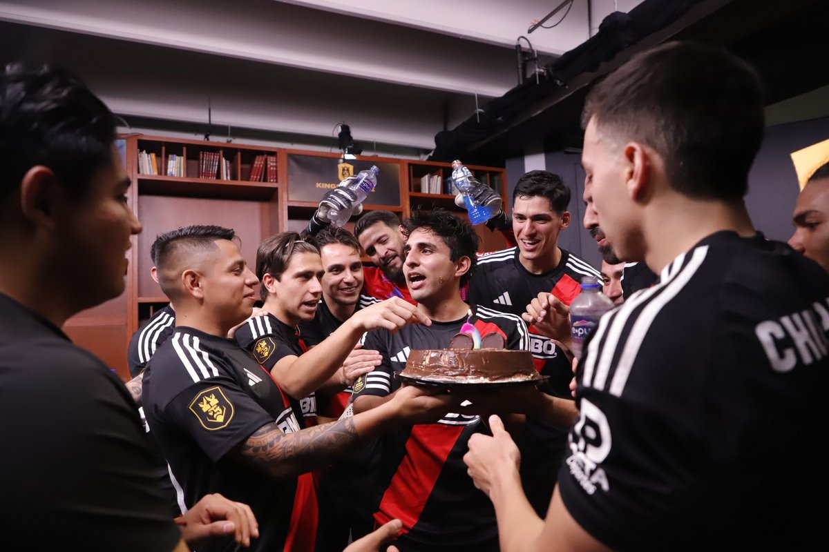 FCPersas's tweet photo. 🔥 DOBLE FESTEJO 🔥

Cumpleaños de un crack @ObedEsmv y victoria. 👑

Nuestros Persas, regresaron. 💪⚽️

 #PersasDesdeLaCuna ⚪️🔴 https://t.co/mCDfQXOMBB
