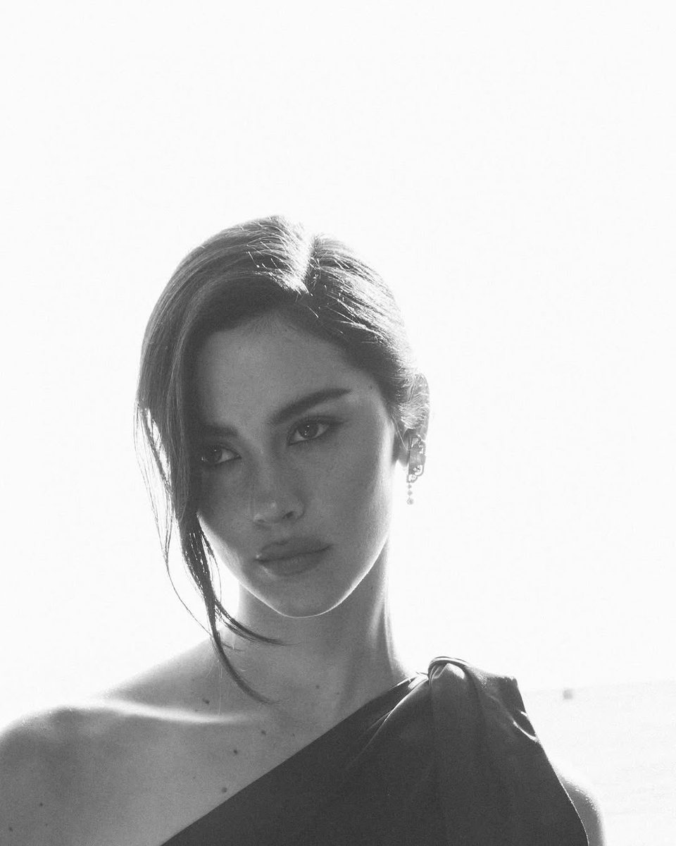 Thank you <a href="/billboard/">billboard</a> for including me last night 🖤 It was a true honor to be among such incredible women. Their words and their performances made me so weepy <a href="/VictoriaMonet/">Victoria Monét</a> thank you again for your kindness, you are the most radiant of all time 🖤🖤🖤🖤🖤