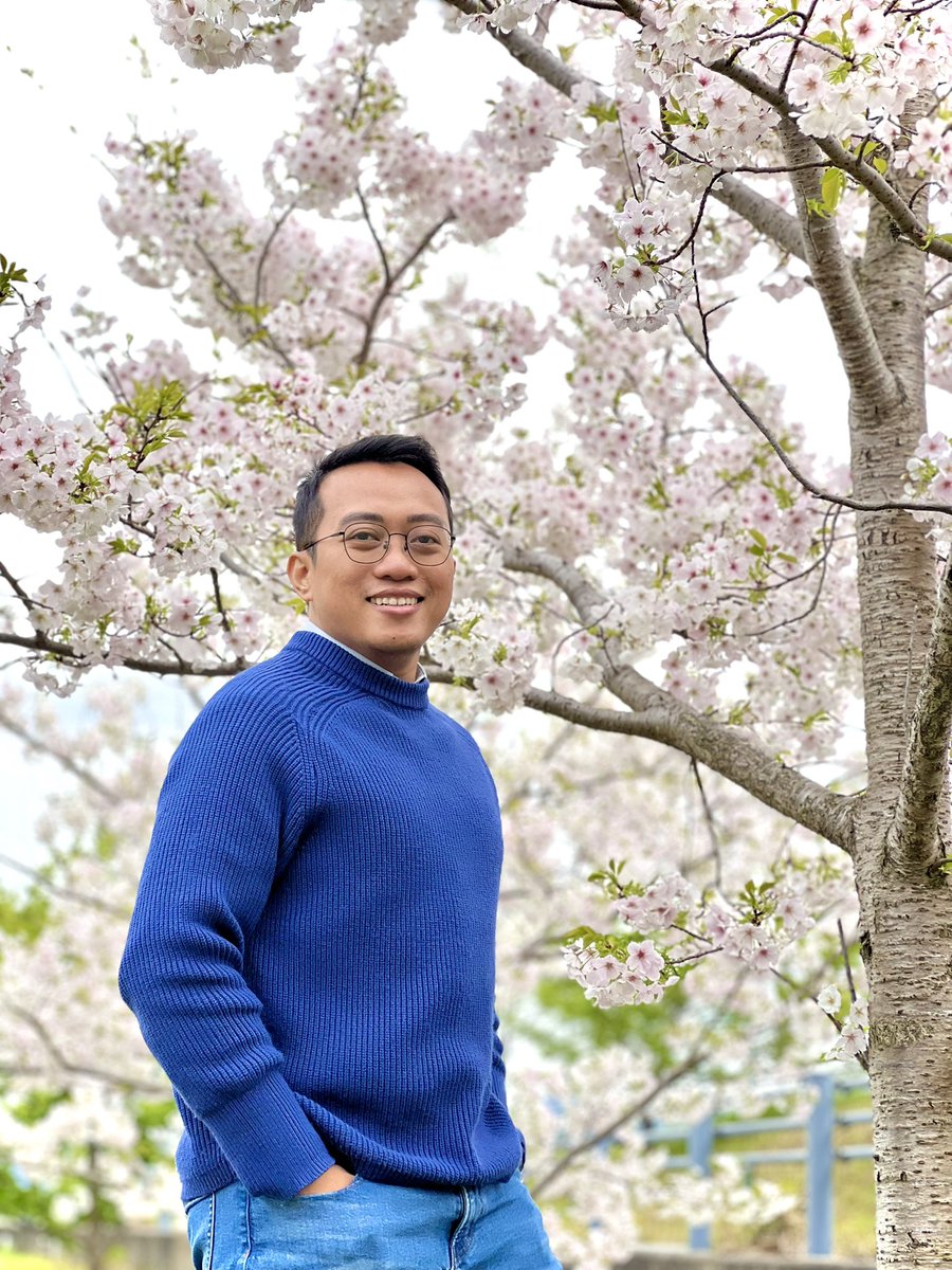 Taking a break from thesis writing so I can literally stop and smell the flowers. 🌸🌼