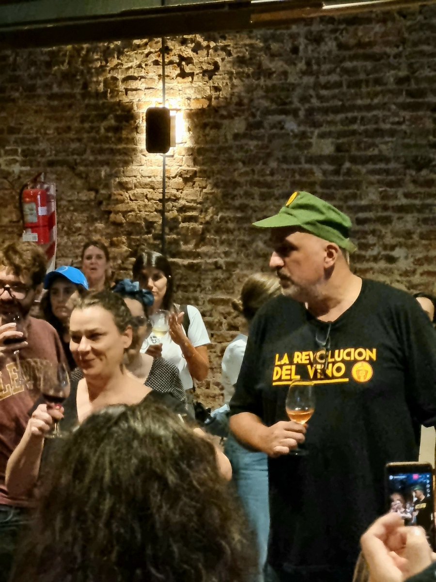 Gran convocatoria por Bahía Blanca. Se juntaron estos 2. Se recaudó mucho y la gente disfrutó de una hermosa Feria de vinos. 
#ElVinoSeUnePorBahia