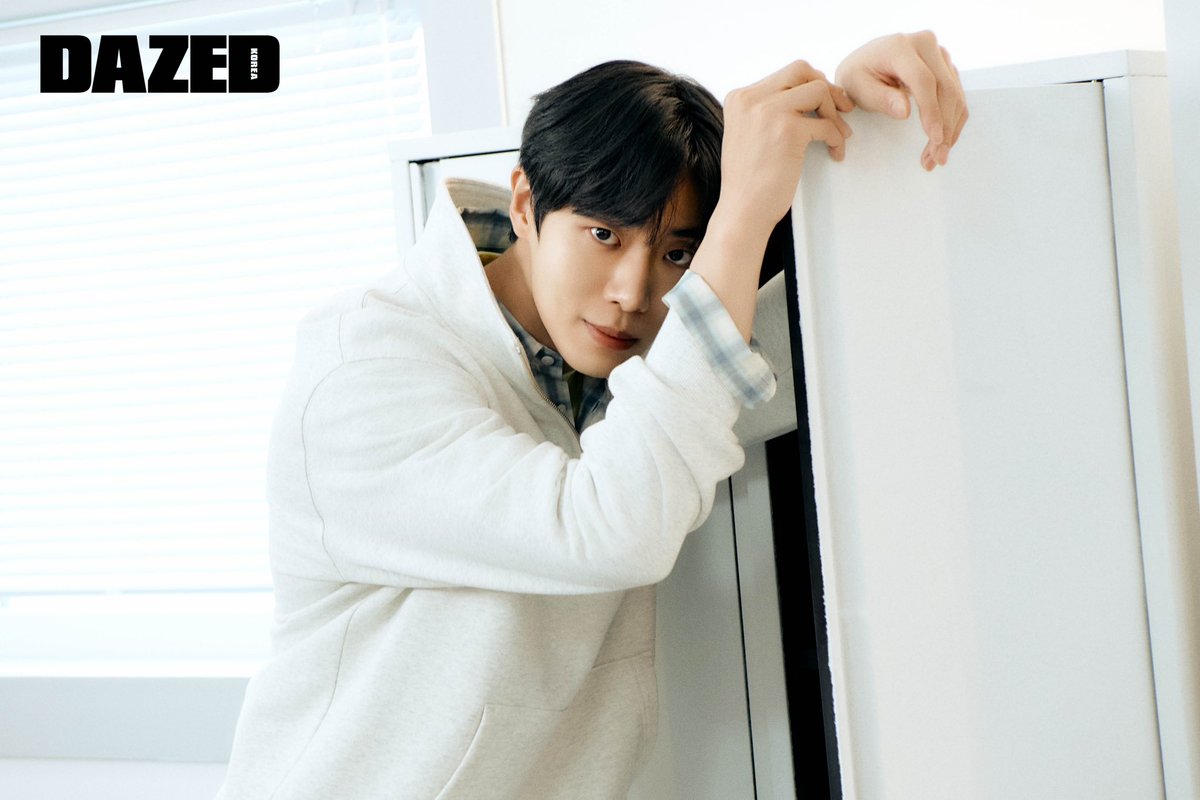 TOGETHER, IT BEGINS WITH COVERNAT #협찬

분주한 오후, 휴식의 한잔을 즐기는 추영우. 여름 향기가 묻어나는 커버낫을 입고.

#추영우 #ChooYoungwoo #커버낫 #Covernat

Discover more in <DAZED> KOREA 2025 APRIL issue.