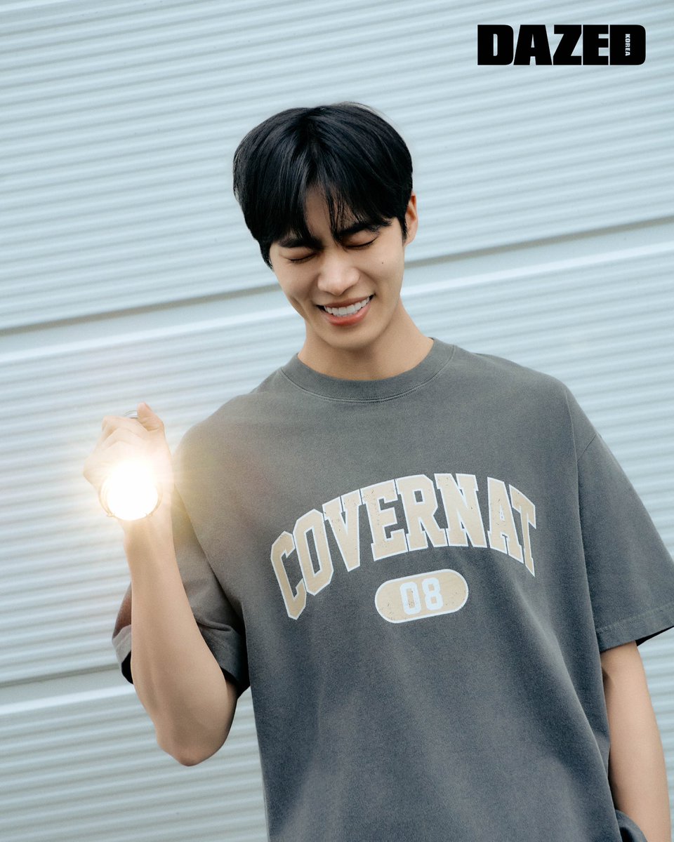 TOGETHER, IT BEGINS WITH COVERNAT #협찬

분주한 오후, 휴식의 한잔을 즐기는 추영우. 여름 향기가 묻어나는 커버낫을 입고.

#추영우 #ChooYoungwoo #커버낫 #Covernat

Discover more in <DAZED> KOREA 2025 APRIL issue.